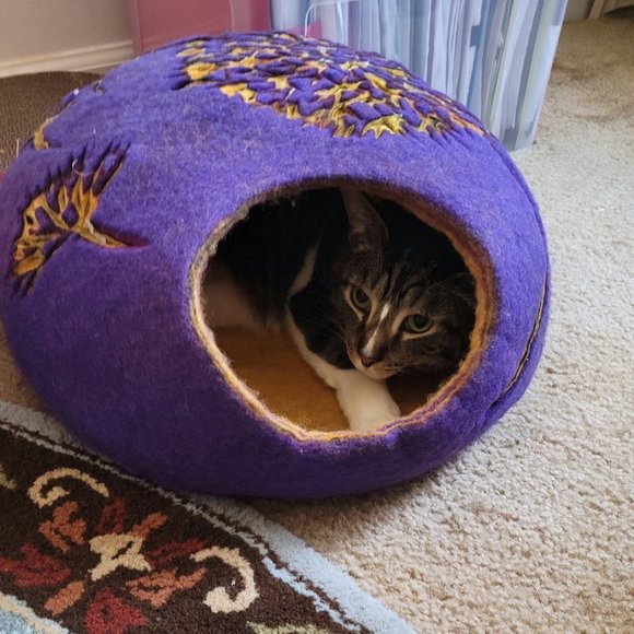 Felted merino wool cat cave for sleepy cats - Picture 2 of 3